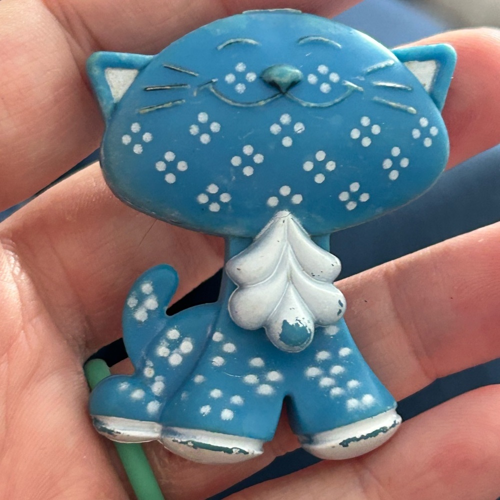Avon Blue and White Cat Figurine brooch
